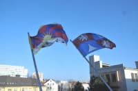 Krajská a tibetská vlajka na budově KÚ LK v Liberci